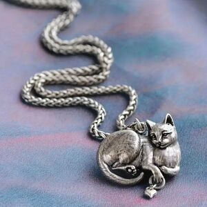 Very Nice Vintage Style Cat With Heart Charm Antique Silver Tone Necklace